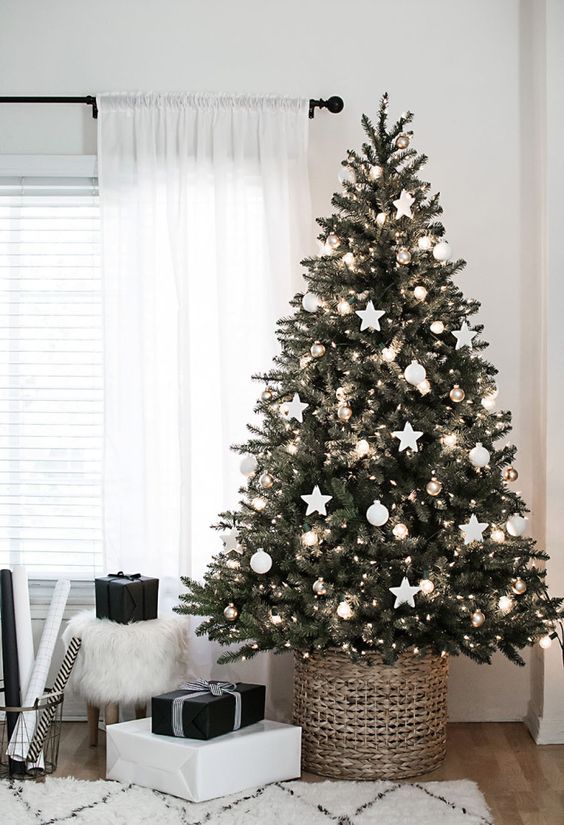 5 Stylish ways to decorate your Christmas tree with white