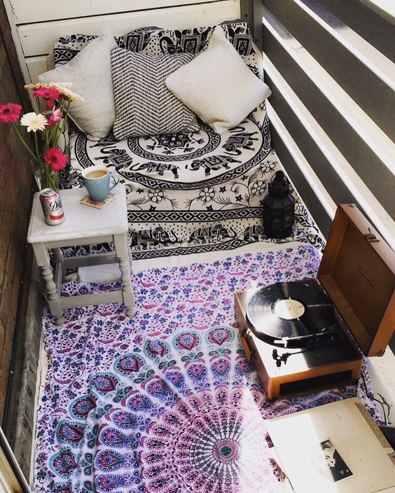 8 Fun printed rugs that will bring a joyful vibe in to your summer home