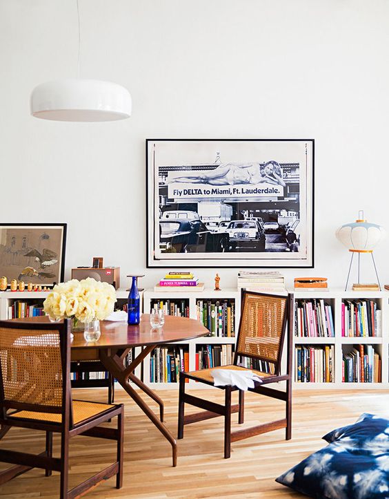 8 Dreamy living rooms that focus on low shelves