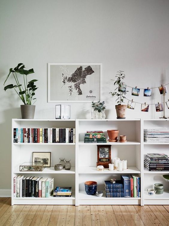 The Lazy Stacked Wall – 7 Reasons we love this new living room organizing trend