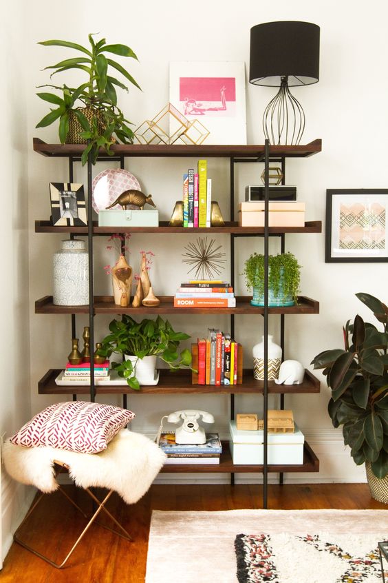 The Lazy Stacked Wall – 7 Reasons we love this new living room organizing trend